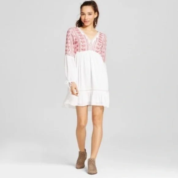xhilaration white dress PRE-OWNED pearl buttons fasten at the back. Xhilaration Size S Black &